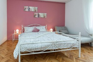 Schlafzimmer 1