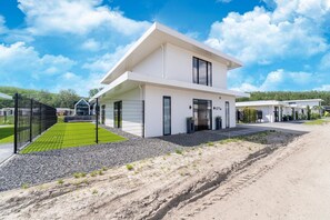 Stugans exteriör [sommar]