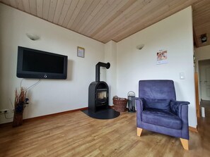 Wohnraum mit Kamin...