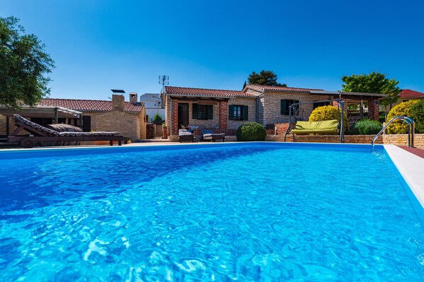 Swimming pool, stone villa, family, vacation 