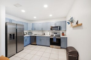 Modern, fully equipped kitchen for cooking up your favorite dishes. 