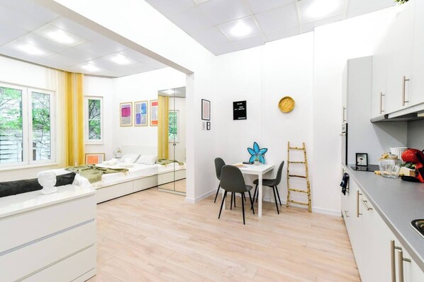 Step into this bright and airy space that perfectly combines style and functionality. The modern kitchen is fully equipped with everything you need, including a stovetop, oven, and dining area, making it easy to prepare meals just the way you like. The comfortable seating area invites you to relax after a day of exploring, and large windows let in plenty of natural light, enhan...