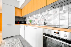 Cook Like a Pro! This modern kitchen is equipped with everything you need: a refrigerator, dishwasher, oven, and even a washing machine. Perfect for short trips or extended stays! Reserve Now and enjoy the convenience of home!
