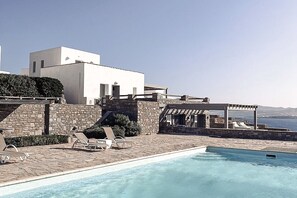 Whitewashed walls switching to natural stone