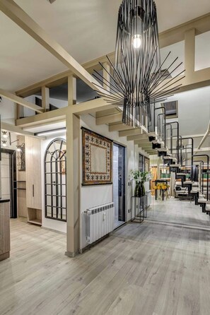 An open layout with high ceilings and natural light. Enjoy space and style in every corner. 🌿 Check for Your Dates!