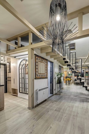 An open layout with high ceilings and natural light. Enjoy space and style in every corner. 🌿 Check for Your Dates!