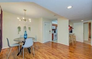 Feel free to enjoy a meal seated at the circular dinner table or perched at the kitchen island – the choice is yours!