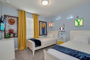 Toy Story bedroom of the townhouse in Davenport Florida - Offering two comfy single beds - Bedroom with a cozy ambiance, blending comfort and aesthetics - Bestfriends area like buzz Lightyear and woody