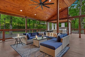 Welcome to Mystic River Retreat! A spacious cabin ideal for families and large groups of friends.