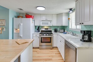 Kitchen | 1st Floor | Blender | Slow Cooker