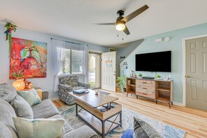 Living Room | 1st Floor | Free WiFi | Central A/C & Heat | Smart TV