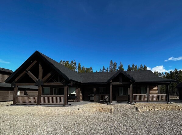 Whispering Pines Cabin (1915)