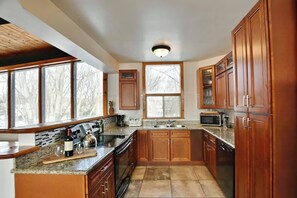 Kitchen (upper level)