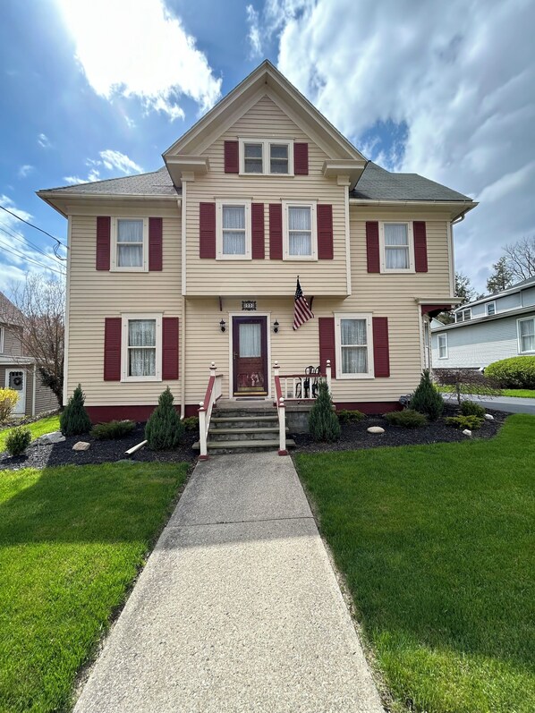 A front view of 33 Main Street