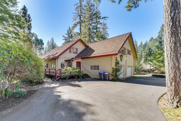 Union Vacation Rental | 3BR | 2.5BA | Stairs Required to Access | 2,684 Sq Ft