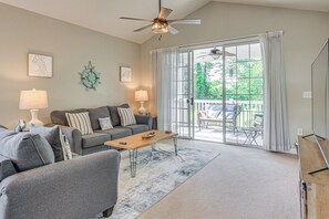 Living Room | Queen Sleeper Sofa | Smart TV | Free WiFi | Central A/C & Heating