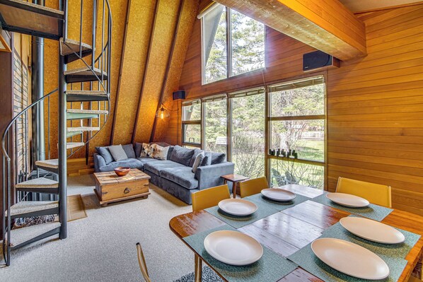 Cle Elum Vacation Rental | 1BR | 2BA | 1,012 Sq Ft | Stairs Required
