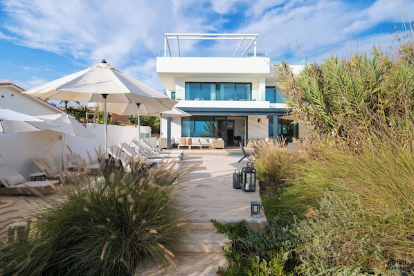 Direct beach access.