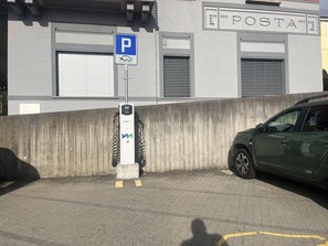 parking lot charging electric vehicles lodgy.io