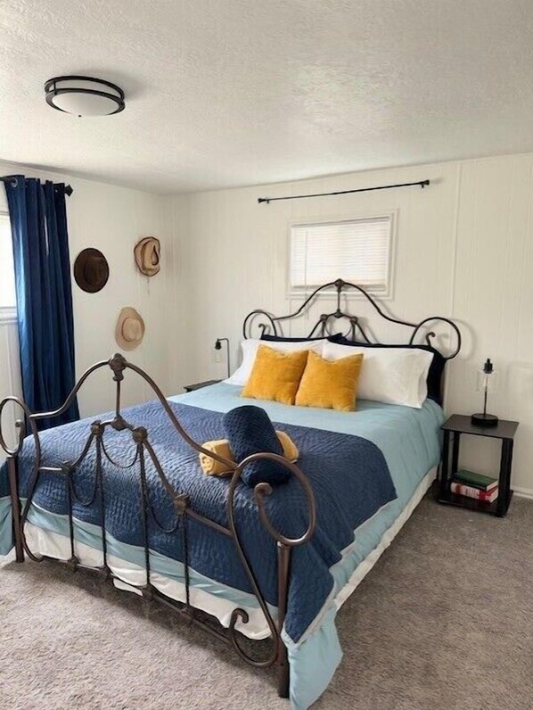 Bedroom - Queen Bed 