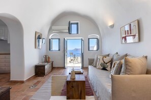 Endearing Santorini Suite | Sea View Junior Suite | Amazing Sea Views and Outdoor Hot Tub | Rooftop Terrace | Oia