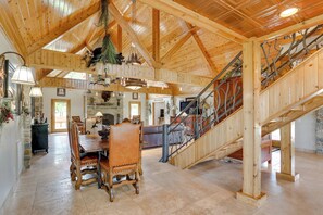 Dining Area | Dishware/Flatware Provided | Main Floor