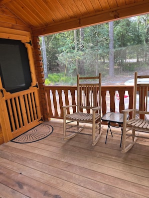 Screened in front porch sittin!