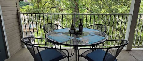 Patio Dining set with Majestic Oak tree overlooking the golf course