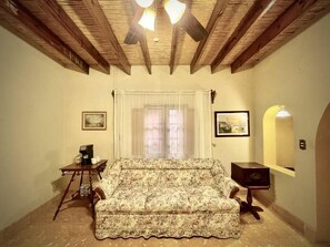 ¿Buscas un espacio cómodo y acogedor? Nuestra sala es el lugar perfecto para relajarte y descansar. (1)