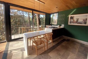 Cocina equipada con desayunador y terraza.