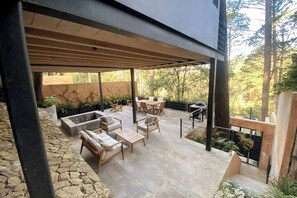 Terraza con jacuzzi y asador. (1)