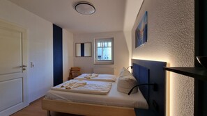 Schlafzimmer mit Doppelbett und Einzelbett