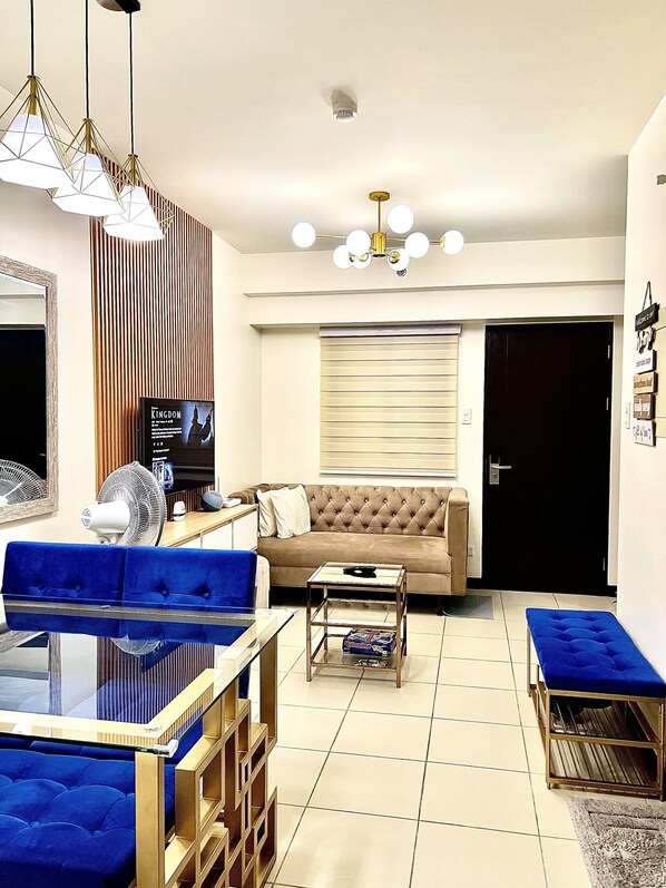 Stylish furnishings and an open layout make it ideal for relaxation .