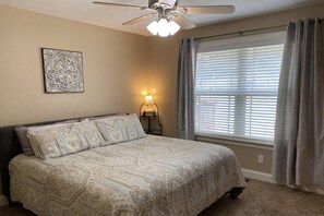 King size bed in "Tennessee Delight 4"