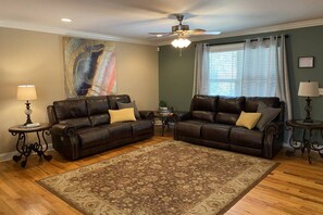 Great place for family or friends to gather in "Tennessee Delight 4"