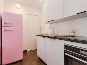 Cabinetry, Évier, Robinet, Evier, Bâtiment, Comptoir, Appareil De Cuisine, Design Intérieur, Cuisinière, Cuisine
