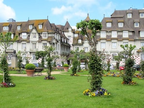 Plante, Bâtiment, Ciel, Nuage, Fleur, Arbre, Lot Terre, Fenêtre, Herbe, Design Urbain