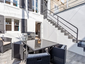 Fenêtre, Bâtiment, Design Urbain, Condominium, Table, Escaliers, Matériel De La Propriété, Sol, Immobilier, Façade