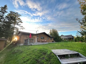 A captivating all-season waterfront retreat that combines comfort, privacy, and proximity to some of Tobermory's finest attractions. Nestled just minutes away from The Grotto, Bruce Peninsula National Park, Flowerpot Island, Singing Sands Beach, and The Bruce Trail.