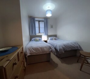 Twin bedroom with walkin wardrobe