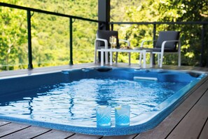 Bain à remous extérieur
