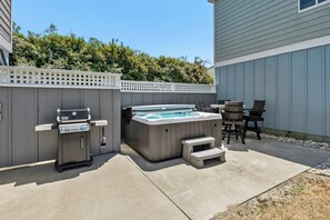 CB23: Stella Blue | Enclosed Yard w/ Hot Tub