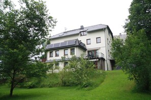 Außenseite Ferienhaus [Sommer]