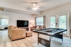 Living Room | Full Sleeper Sofa | Pool Table | Smart TV | Central Heating & A/C