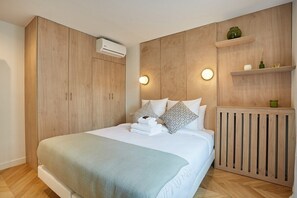 chambre avec lit double 160 cm et salle de bain