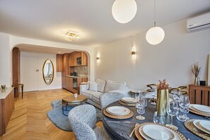 salon avec table à manger 