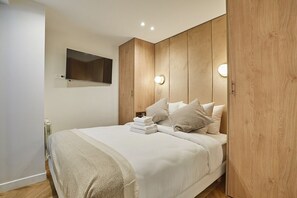 Chambre à coucher avec lit double 160 cm N1