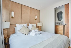 Chambre avec lit 160 cm et salle de bain N2