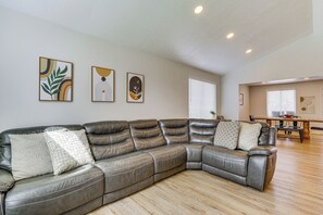 Living Room | Main Level | Smart TV | Free WiFi