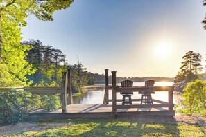 Private Dock & Water Access | Kayak | Screened Porch | Charcoal Grill | Chiminea